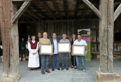 Entrega de diplomas a los sidreros en Igartubeiti