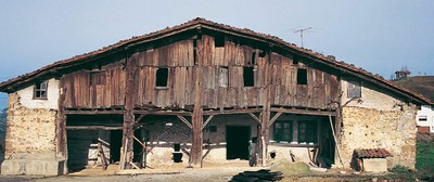 Aspecto del caserío Igartubeiti antes de su restauración