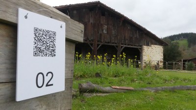 Exterior del caserío Igartubeiti, QR para la Gyncana