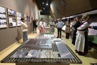 La exposición "Baserria. Madera, piedra, mito, presente" en Igartubeiti