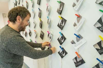 Asier Gogortza foto-pleguak kokatzen erakusketan