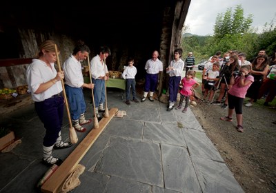 Auzolan erritmoak festa giroan