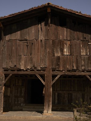 Mantzentze lanak direla eta baserria itxita