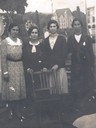 Ezkerretik hasita, Nikolasa Baztarrika, Josefa Irastorza, Antonia Baztarrika, Josefa Baztarrika