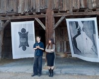 Miriam Montano eta Telmo Sanchez artistak Igartubeiti baserriko atarian "Nagusia hil da. Erlauntzaren inguruko erritoa" erakusketaren oihalen aurrean